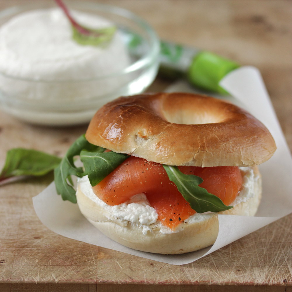 Bagel mit Lachs und Wasabi