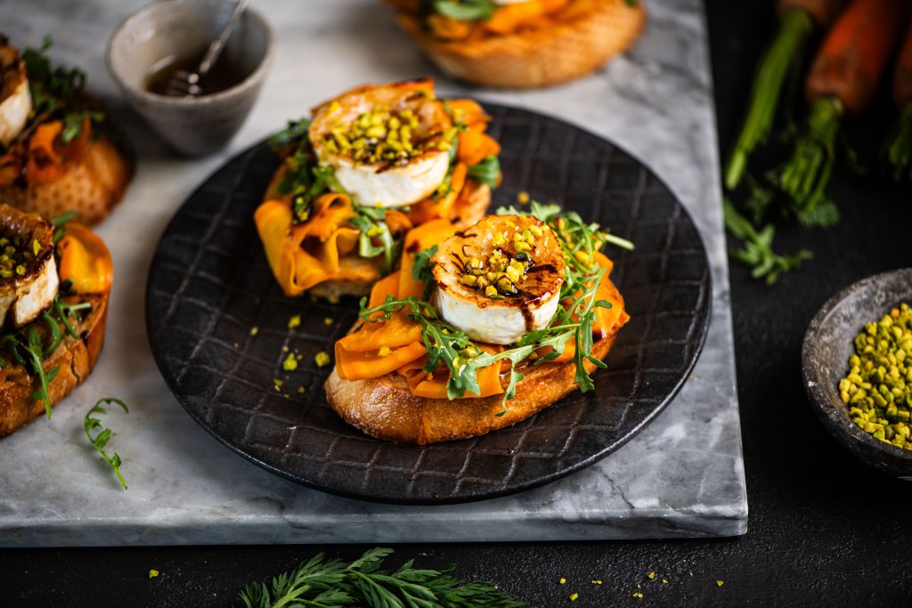 Crostini mit karamellisiertem Ziegenkäse, Möhren und Rucola