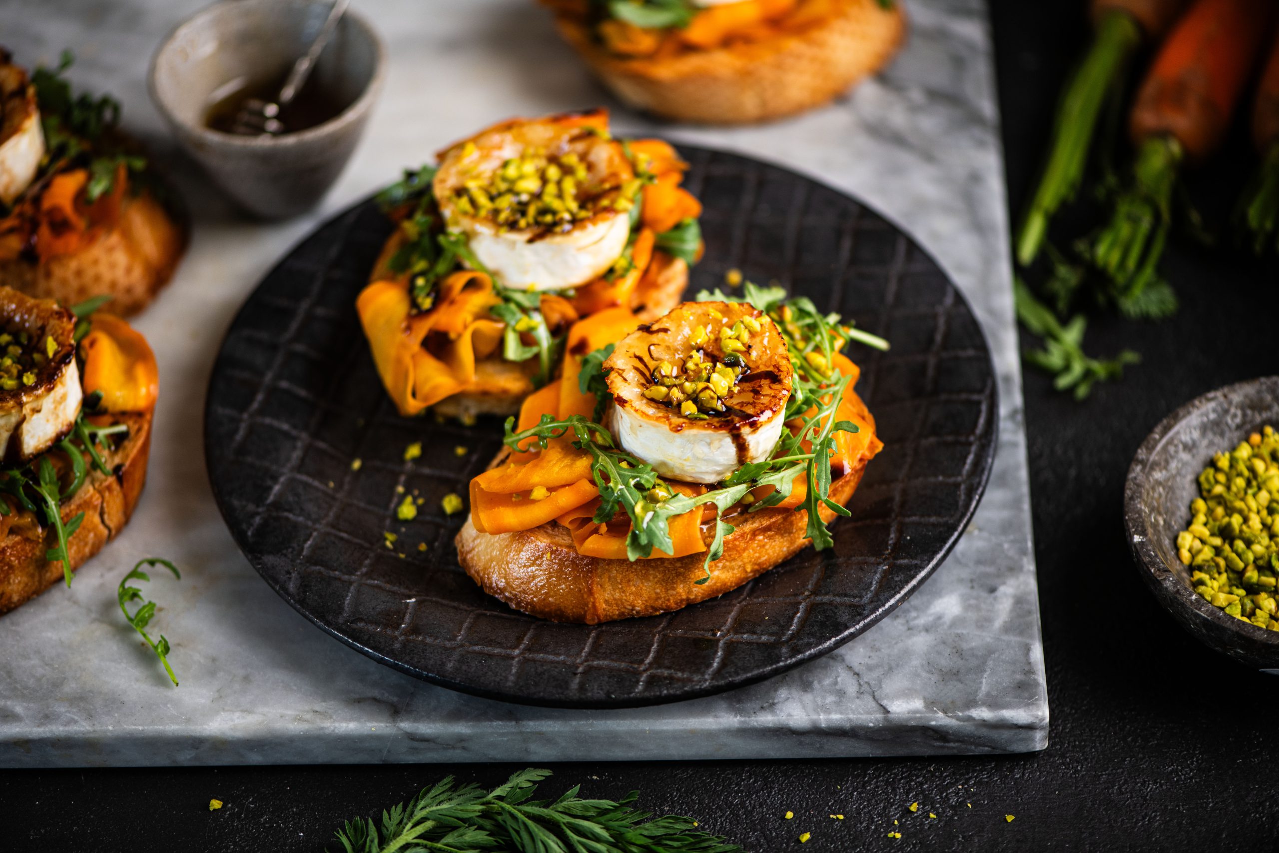 Crostini mit karamellisiertem Ziegenkäse, Möhren und Rucola