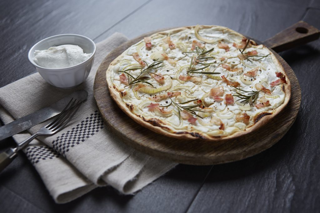 Flammkuchen mit französischem Ziegenstreichkäse und Rosmarin