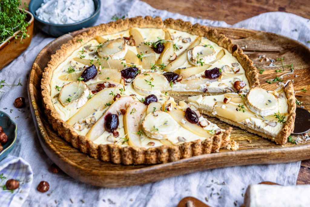 Französische Ziegenfrischkäse-Birnen-Tarte mit Feigensenf