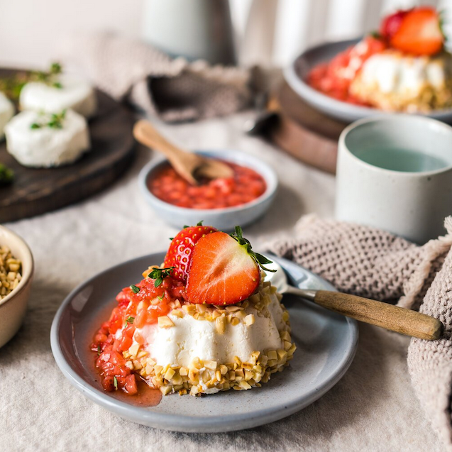 Französischer Ziegenkäsetaler mit fruchtigem Ragout und Thymian
