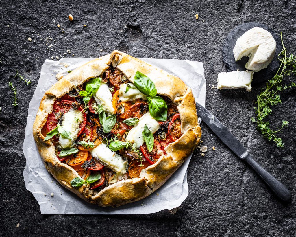 Galette mit bunten Tomaten
