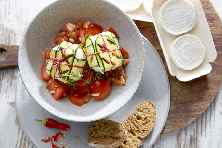 Im Zucchinimantel gegrillter Ziegenkäsetaler auf Tomatensalat