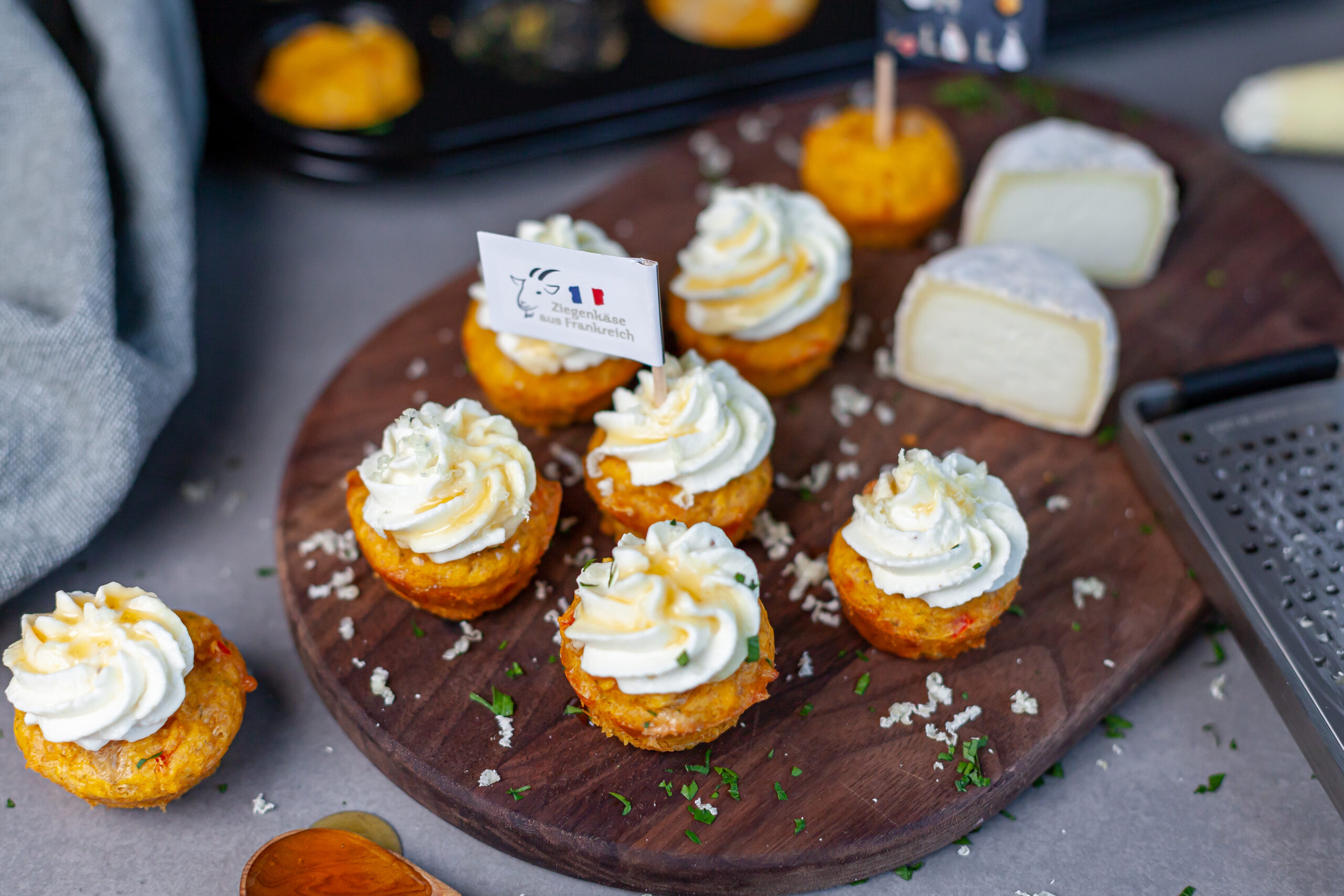 Herzhafte Karotten-Cupcakes mit Chavignol-Honig-Topping