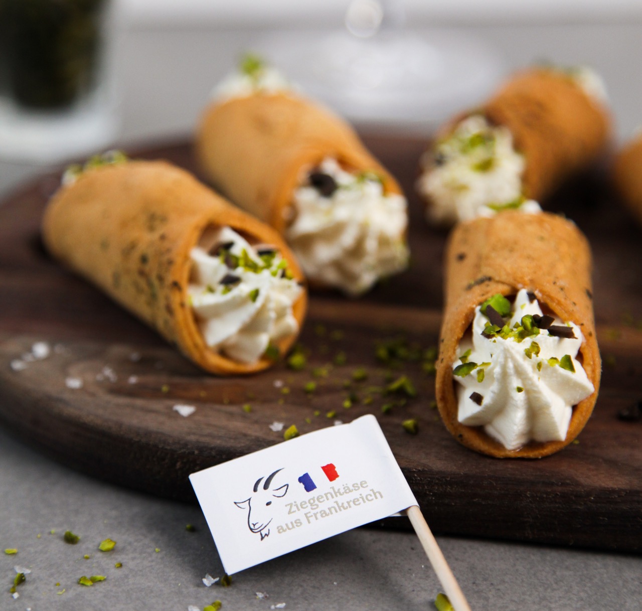 Herzhafte Ziegenkäse-Cannoli mit frischer Ziegenkäserolle