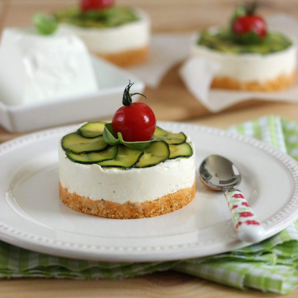 Herzhafter Cheesecake mit rotem Pesto