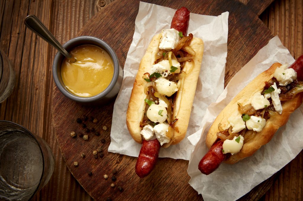 Hotdog mit Ziegenkäse-Crumble