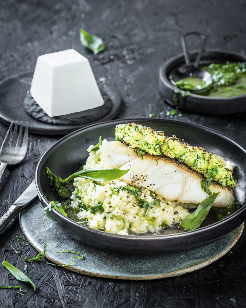 Kabeljau mit Ziegenkäse-Bärlauch-Kruste und Risotto