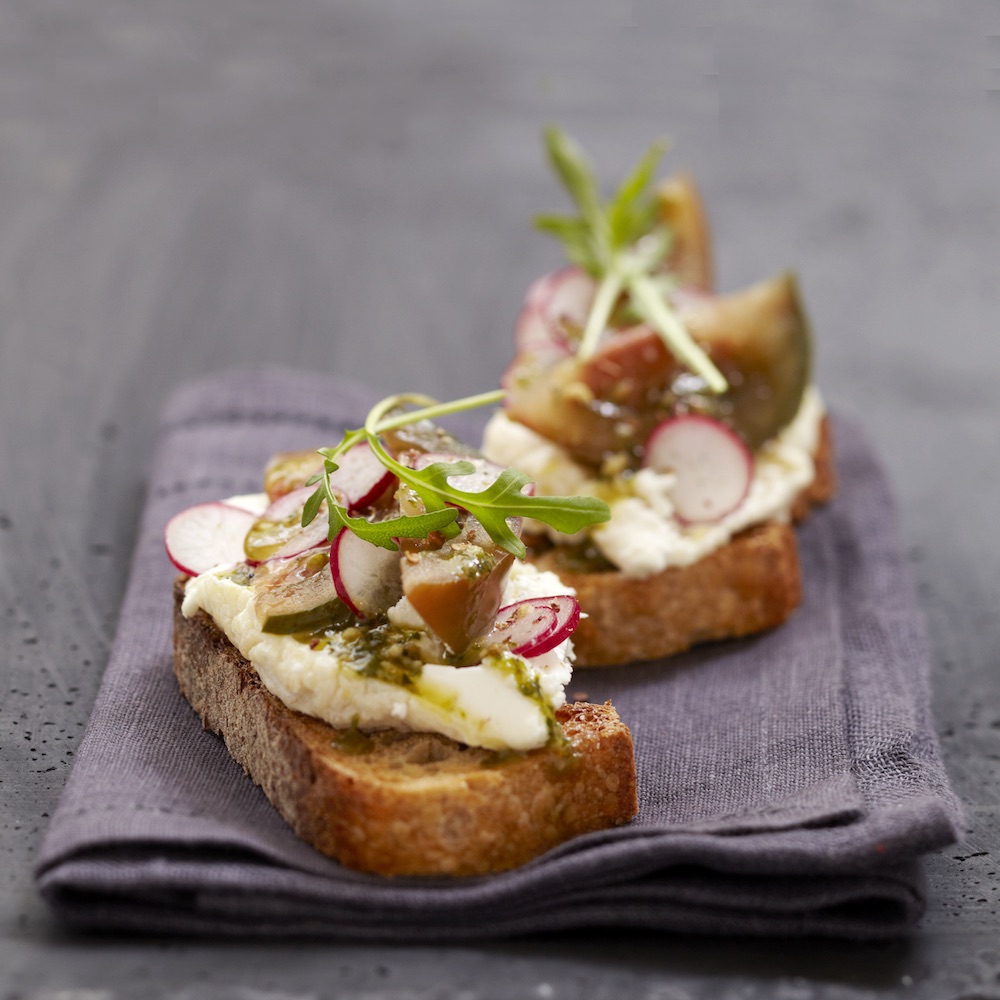 Knuspriges Bauernbrot mit Radieschen, grünen Tomaten und Basilikum