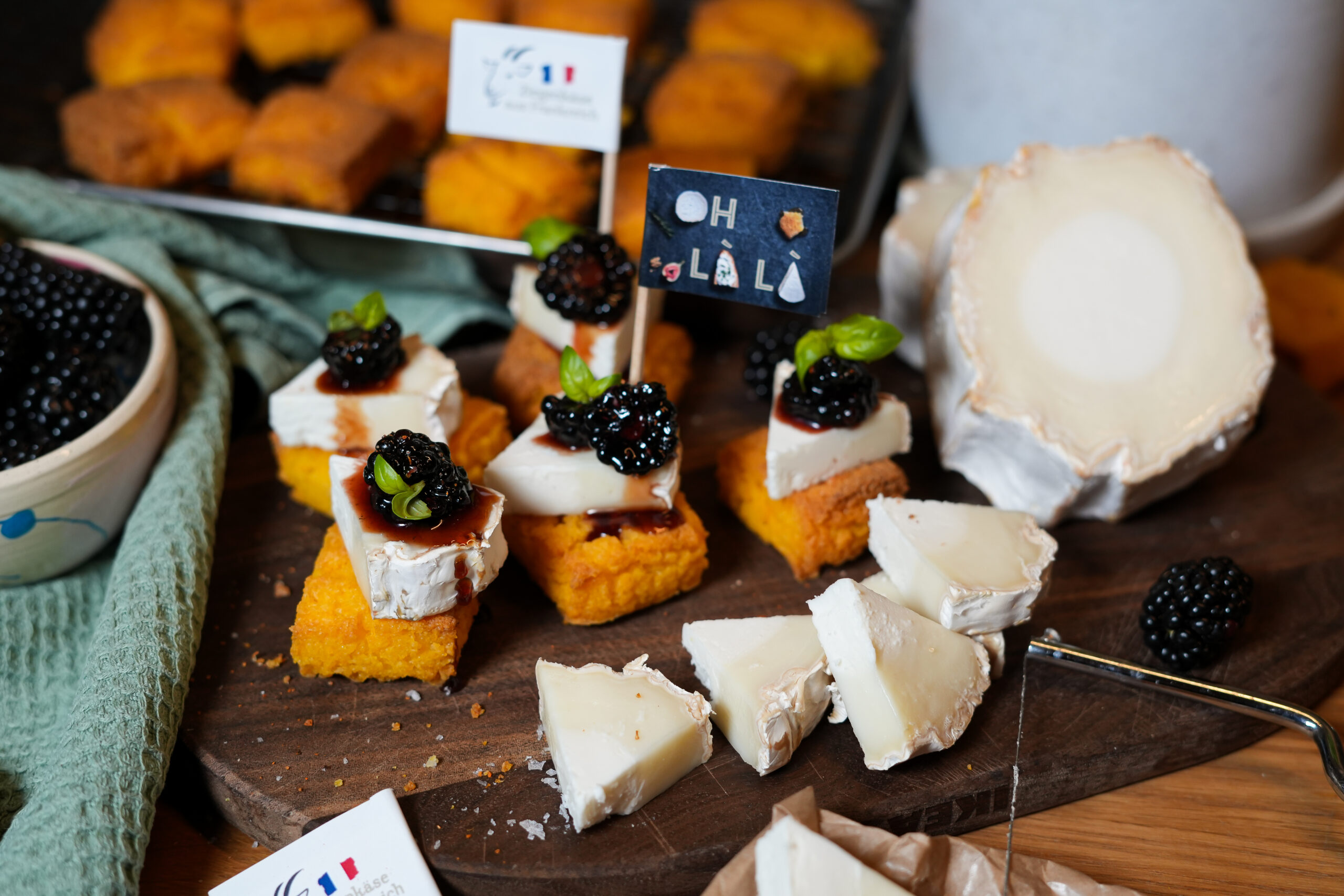 Krosse Polenta Bites mit Chili-Balsamico-Brombeeren und