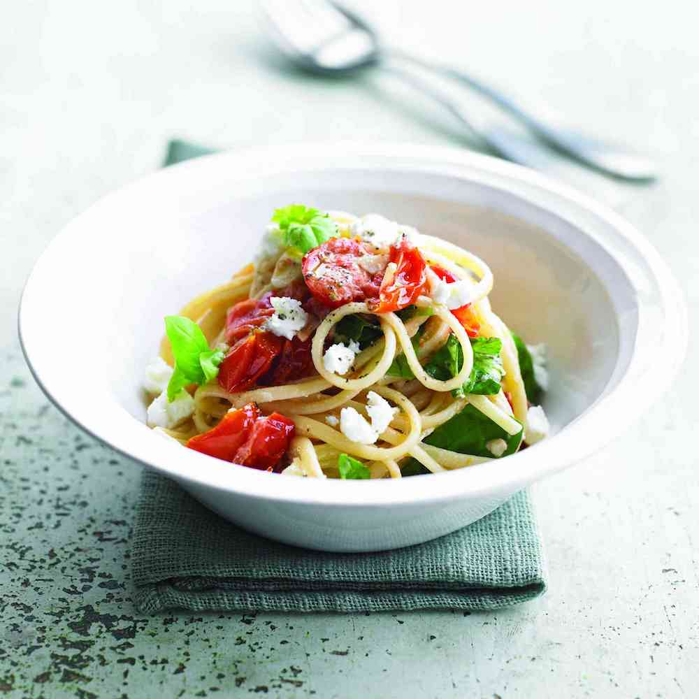 Linguini mit Kirschtomaten, Knoblauch und frischem Basilikum