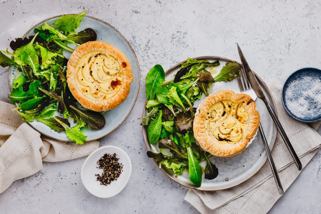 Mini-Tartes mit Ziegenfrischkäse & Schalotten
