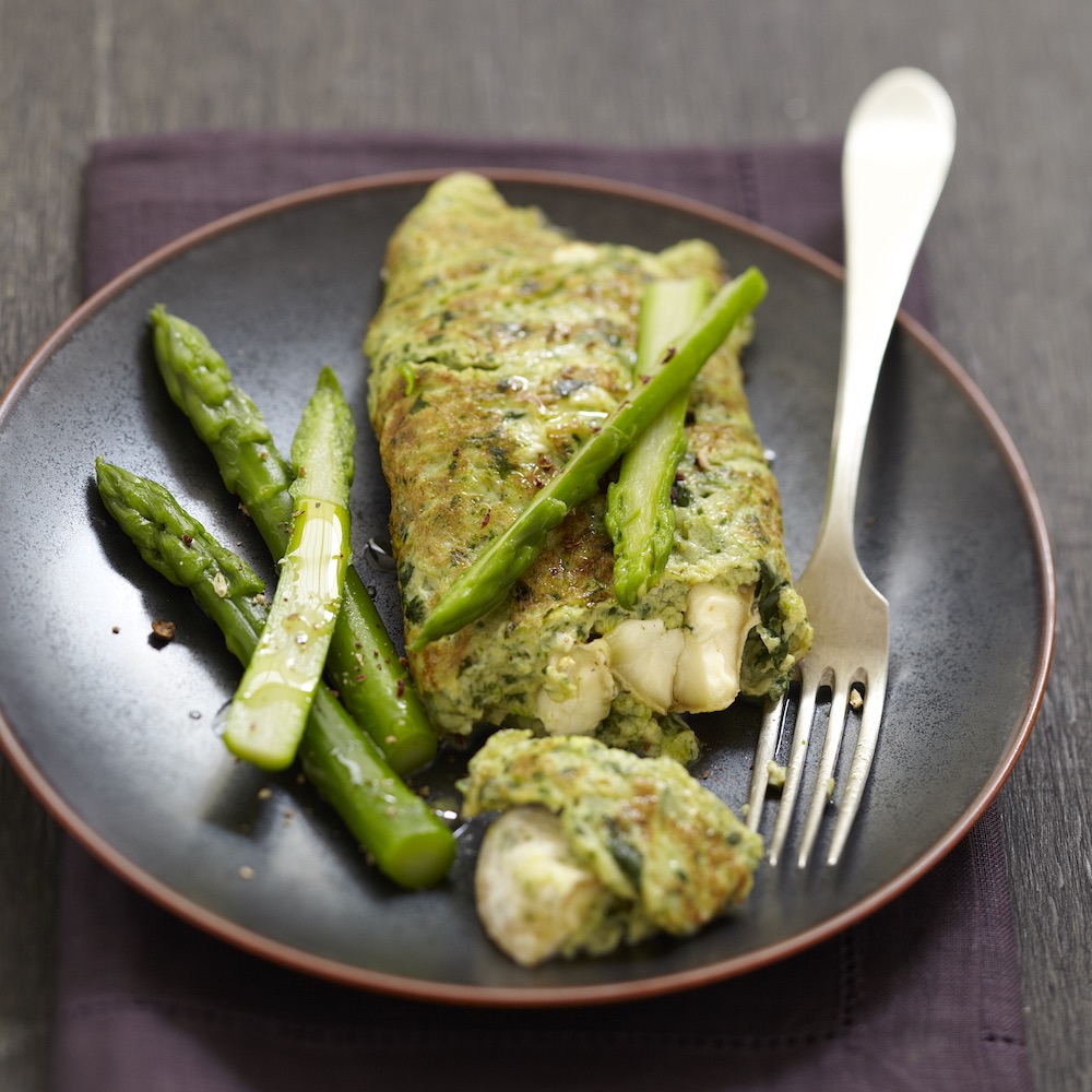 Omelett mit Kresse und grünem Spargel