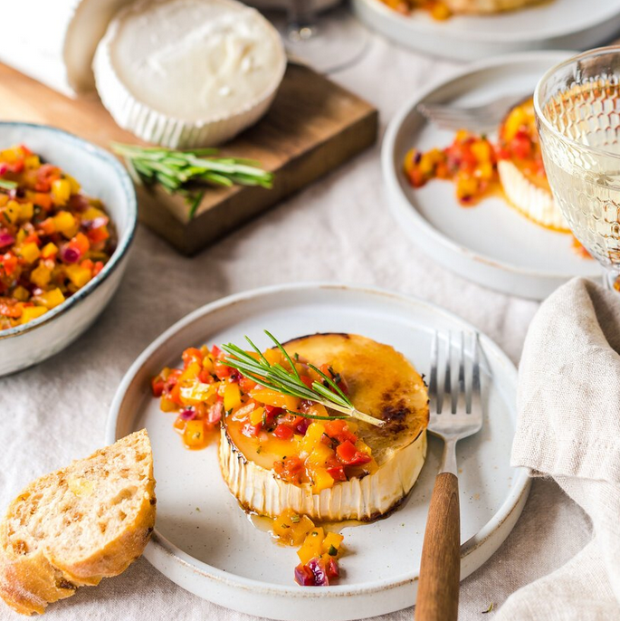 Große Ziegenkäserolle mit Paprika Salsa