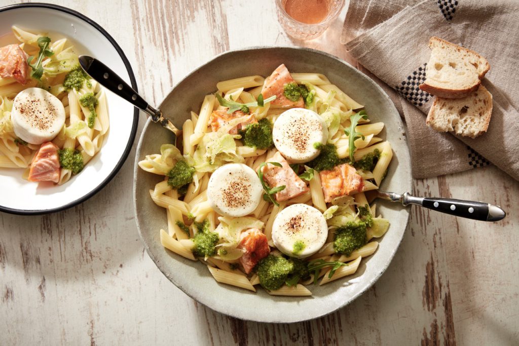 Penne mit gegrilltem Lachs, gehobeltem Fenchel und Rucola Erdnusspesto
