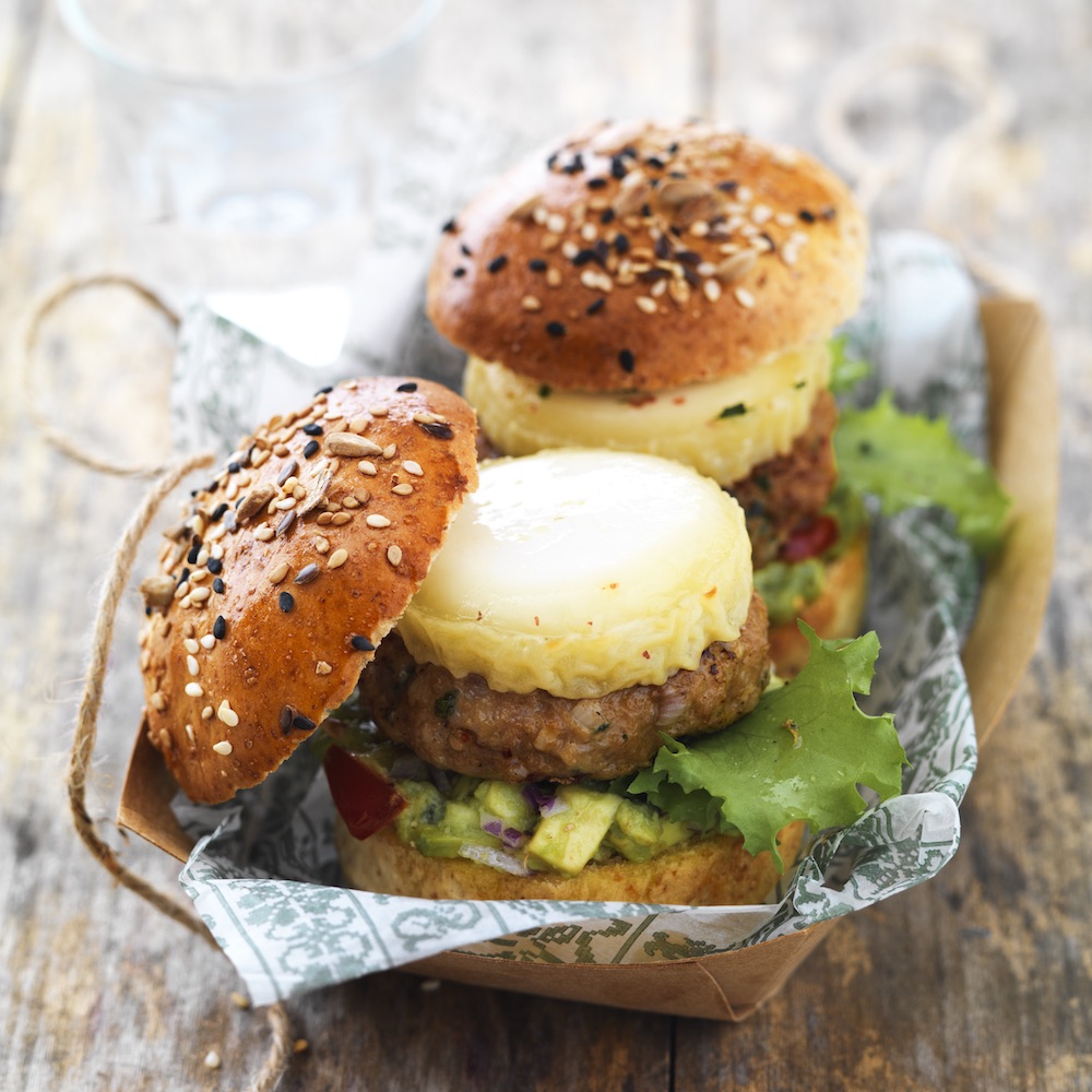 Pikanter Mini-Burger mit Kalbfleisch und Avocado-Püree