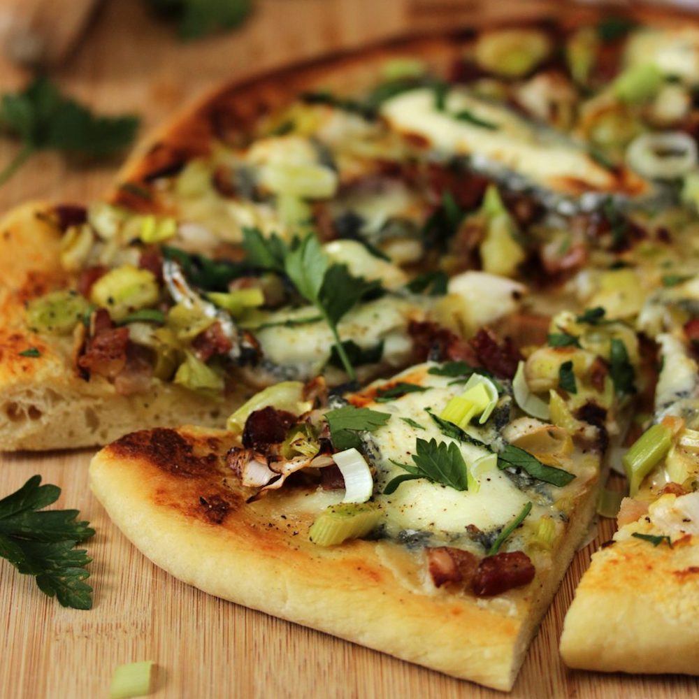 Pizza mit Lauch und Speck
