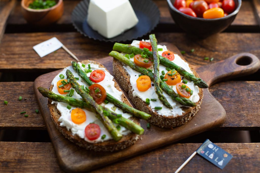 Schicke Stulle mit französischem Ziegenkäse und Spargel