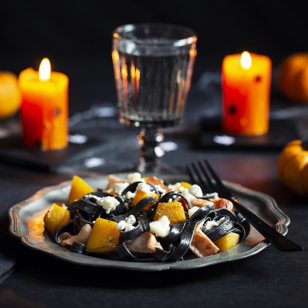 Schwarze Tagliatelle mit Kürbis und großer französischer Ziegenkäserolle
