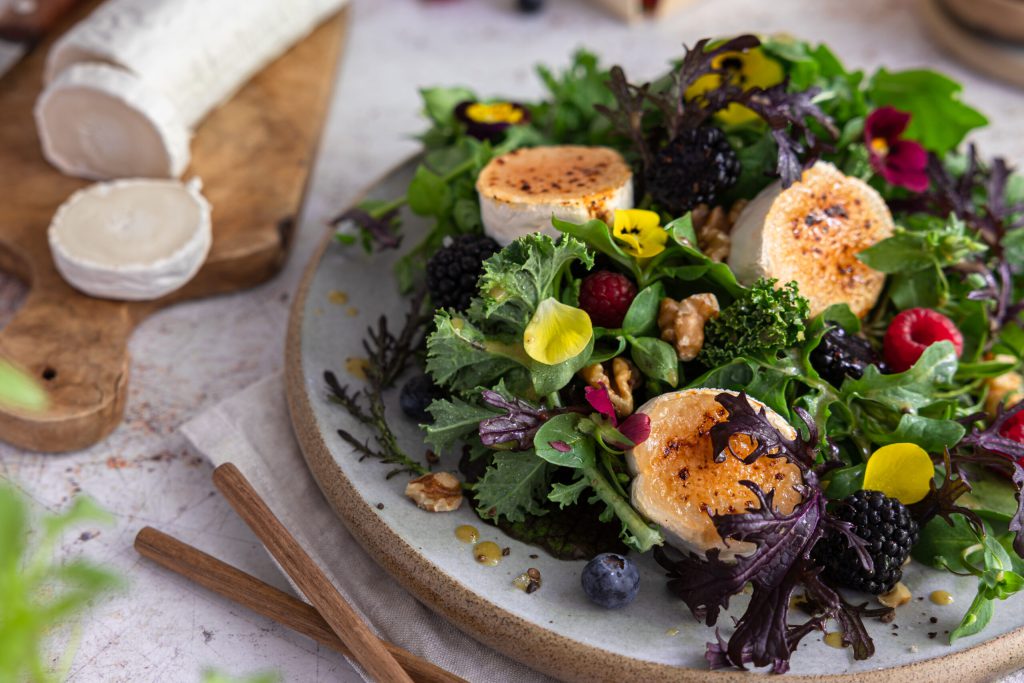 Wildkräutersalat mit Erdbeer-Honig-Senf-Dressing