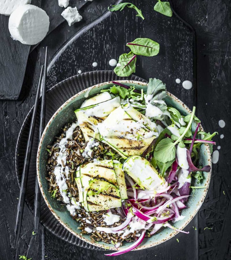 Wildreis-Limetten-Bowl mit Zucchini-Ziegenkäsetalern