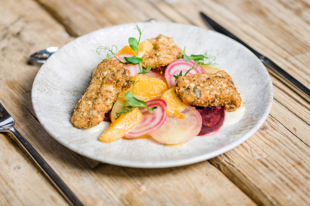 Ziegenkäse-Camembert mit gebackenen Kürbiskernen, Orangen-Senf-Vinaigrette und Bunter Bete