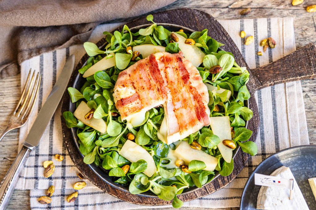 Ziegencamembert aus Frankreich im Speckmantel auf Birnen-Rapunzel-Salat