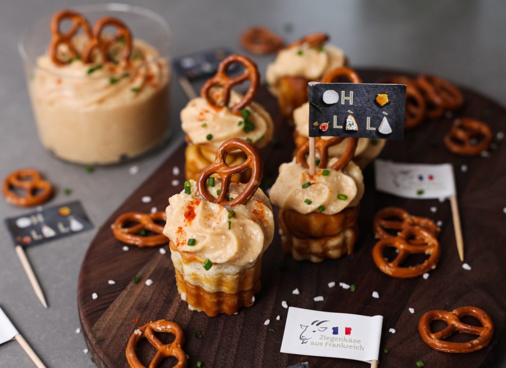 Ziegencamembert Obazda-Style auf Laugen-Cupcakes
