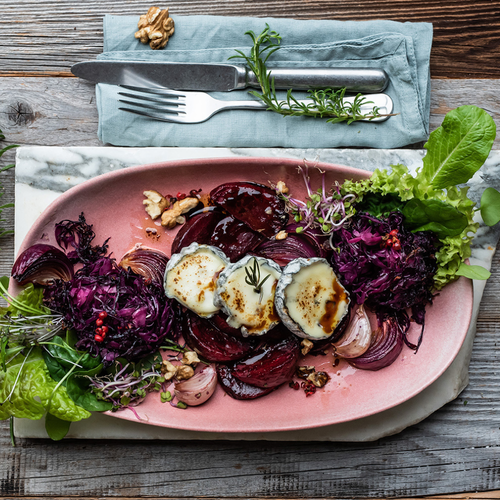 Ziegenkäse auf Rote Bete und Rotkohl-Heu aus dem Ofen