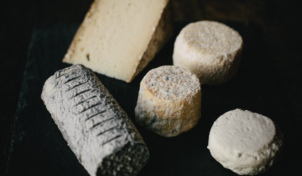 Französischer Ziegenkäse mit charakteristischer Rinde