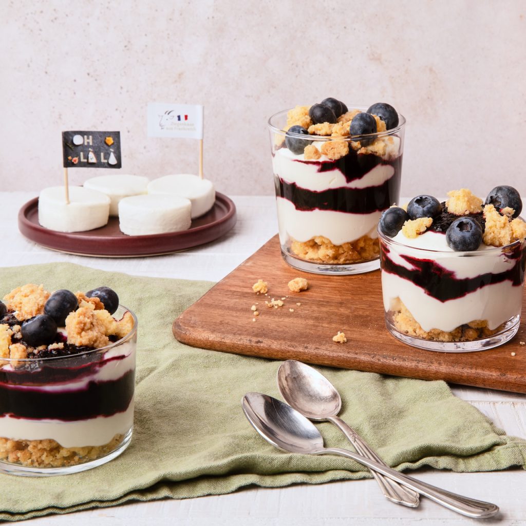 Französische Ziegenkäse-Mousse mit Blaubeeren und Zitronen-Crumble