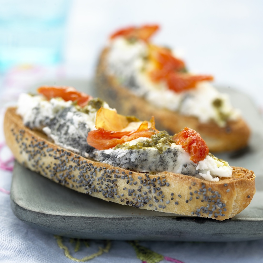 Ziegenkäse-Toast mit Tomate und Pesto