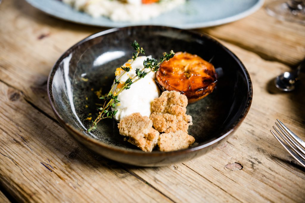 Zitronen-Thymian-Mousse mit Haselnuss-Crumble und karamellisiertem Apfel